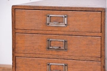 アンティーク家具　アンティーク　古いナラ材のネームプレート四段小引き出し