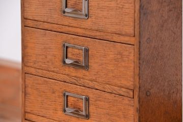 アンティーク家具　アンティーク　古いナラ材のネームプレート四段小引き出し