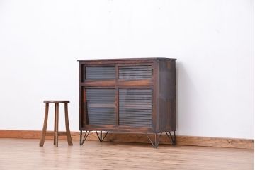 アンティーク家具　アンティーク　前面欅材の鉄脚付きモールガラス収納棚(食器棚)