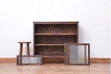 アンティーク家具　アンティーク　前面欅材の鉄脚付きモールガラス収納棚(食器棚)