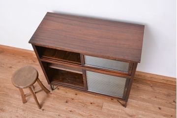 アンティーク家具　アンティーク　前面欅材の鉄脚付きモールガラス収納棚(食器棚)
