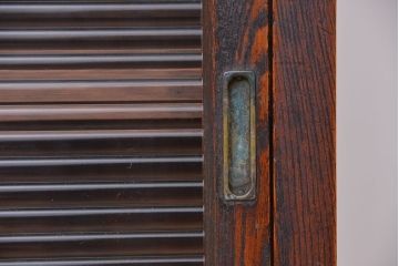アンティーク家具　アンティーク　前面欅材の鉄脚付きモールガラス収納棚(食器棚)