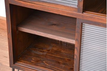 アンティーク家具　アンティーク　前面欅材の鉄脚付きモールガラス収納棚(食器棚)