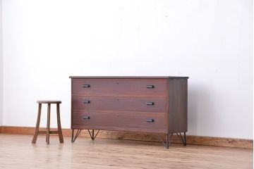 アンティーク家具　アンティーク　古い木の大振りな鉄脚付きローチェスト?(ローボード、タンス、箪笥)