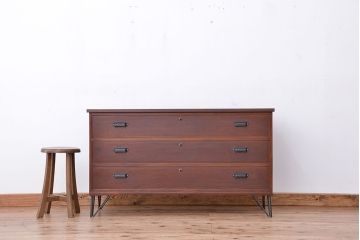 アンティーク家具　アンティーク　古い木の大振りな鉄脚付きローチェスト?(ローボード、タンス、箪笥)