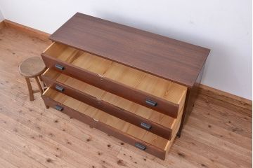 アンティーク家具　アンティーク　古い木の大振りな鉄脚付きローチェスト?(ローボード、タンス、箪笥)
