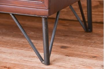 アンティーク家具　アンティーク　古い木の大振りな鉄脚付きローチェスト?(ローボード、タンス、箪笥)