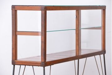 アンティーク家具　アンティーク　古い木の薄型横長ガラスケース(ショーケース、飾り棚)
