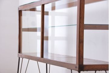 アンティーク家具　アンティーク　古い木の薄型横長ガラスケース(ショーケース、飾り棚)