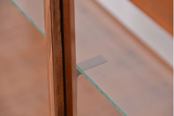アンティーク家具　アンティーク　古い木の薄型横長ガラスケース(ショーケース、飾り棚)