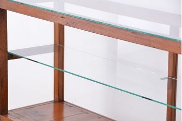 アンティーク家具　アンティーク　古い木の薄型横長ガラスケース(ショーケース、飾り棚)