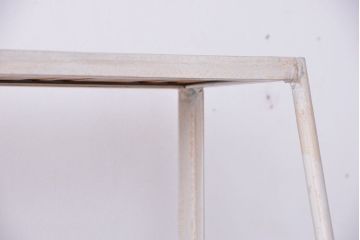 ラフジュオリジナル　白いペイントの台形アイアンラック(1)(飾り棚、陳列棚)