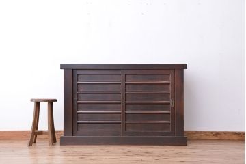 アンティーク家具　★アンティーク　モダンな横桟引き戸の四尺水屋箪笥サイドボード(収納棚、下駄箱)
