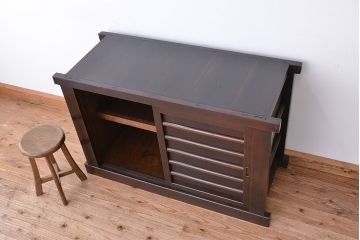 アンティーク家具　★アンティーク　モダンな横桟引き戸の四尺水屋箪笥サイドボード(収納棚、下駄箱)
