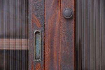 アンティーク家具　アンティーク　前面欅材のモールガラス鉄脚収納棚
