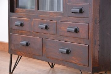 アンティーク家具　アンティーク　前面欅材のモールガラス鉄脚収納棚