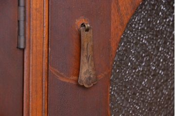 アンティーク家具　アンティーク　大正ロマン　丸窓扉の鉄脚収納棚(ローボード、サイドボード)