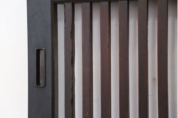★古民具・骨董　シンプルな格子帯戸　2枚セット(板戸、引き戸)