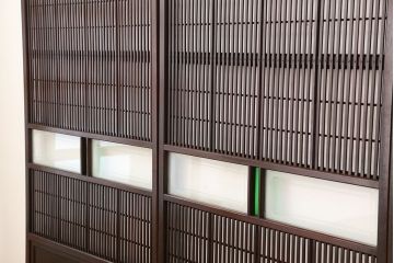 大正ロマン　色ガラス入りモダンな裏障子付き格子戸4枚セット(引き戸)
