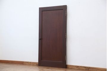 アンティーク　古い洋館のシンプルで重厚なドア(扉)