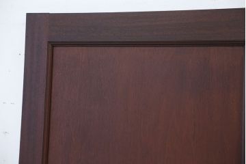 アンティーク　古い洋館のシンプルで重厚なドア(扉)