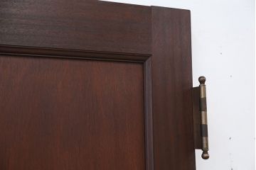 アンティーク　古い洋館のシンプルで重厚なドア(扉)