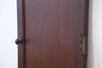 アンティーク　古い洋館のシンプルで重厚なドア(扉)