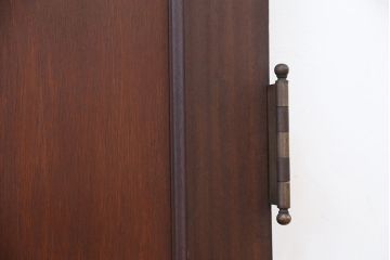 アンティーク　古い洋館のシンプルで重厚なドア(扉)