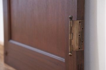 アンティーク　古い洋館のシンプルで重厚なドア(扉)