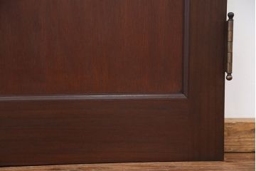 アンティーク　古い洋館のシンプルで重厚なドア(扉)