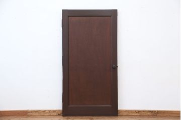 アンティーク　古い洋館のシンプルで重厚なドア(扉)
