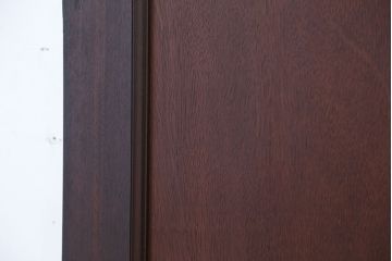 アンティーク　古い洋館のシンプルで重厚なドア(扉)