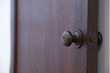アンティーク　古い洋館のシンプルで重厚なドア(扉)