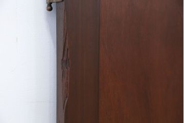 アンティーク　古い洋館のシンプルで重厚なドア(扉)