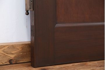 アンティーク　古い洋館のシンプルで重厚なドア(扉)
