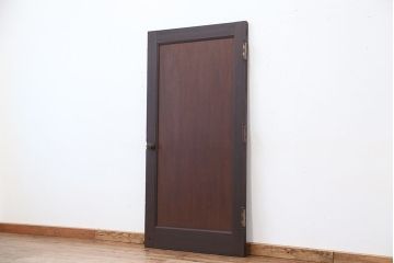 アンティーク　古い洋館のシンプルで重厚なドア(2)(扉)