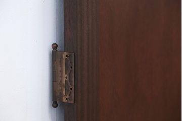 アンティーク　古い洋館のシンプルで重厚なドア(2)(扉)