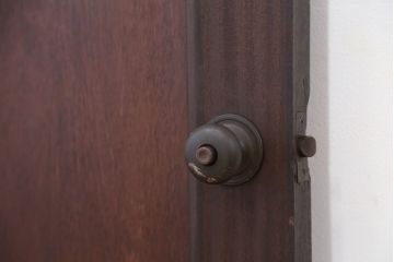 アンティーク　古い洋館のシンプルで重厚なドア(2)(扉)