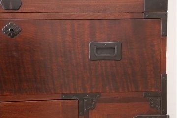 アンティーク家具　☆古民具・骨董　前面欅如鱗杢(じょりんもく)のモダンな上手時代箪笥