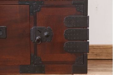 アンティーク家具　☆古民具・骨董　前面欅如鱗杢(じょりんもく)のモダンな上手時代箪笥