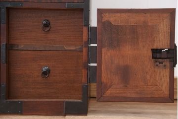 アンティーク家具　☆古民具・骨董　前面欅如鱗杢(じょりんもく)のモダンな上手時代箪笥