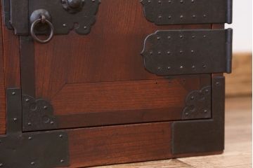 アンティーク家具　☆古民具・骨董　前面欅如鱗杢(じょりんもく)のモダンな上手時代箪笥