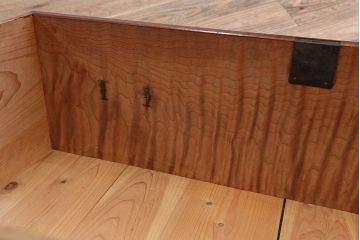 アンティーク家具　☆古民具・骨董　前面欅如鱗杢(じょりんもく)のモダンな上手時代箪笥