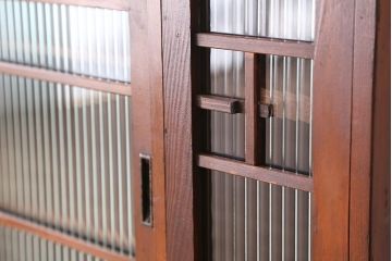 アンティーク家具　アンティーク 大振りなモールガラス収納棚(下駄箱)