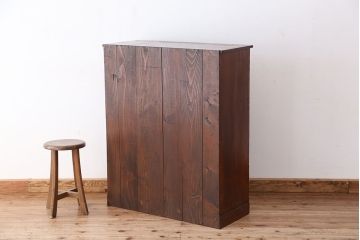 アンティーク家具　アンティーク 大振りなモールガラス収納棚(下駄箱)