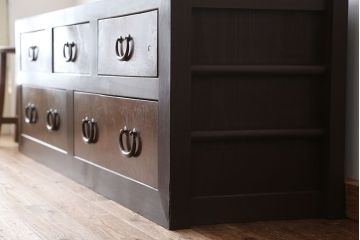 アンティーク家具　古民具・骨董 上質な作りの五杯引き出しローボード(ローチェスト、水屋箪笥、食器棚、テレビ台、キャビネット、収納棚)