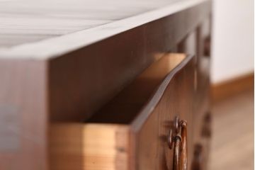 アンティーク家具　古民具・骨董 上質な作りの五杯引き出しローボード(ローチェスト、水屋箪笥、食器棚、テレビ台、キャビネット、収納棚)