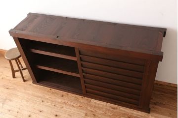 アンティーク家具　古民具・骨董 シンプルでモダンな横桟引き戸の収納箪笥(水屋箪笥、下駄箱、食器棚、収納棚)