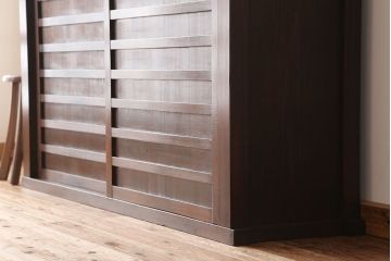 アンティーク家具　古民具・骨董 シンプルでモダンな横桟引き戸の収納箪笥(水屋箪笥、下駄箱、食器棚、収納棚)