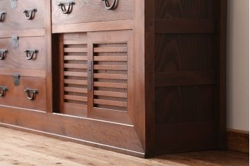 アンティーク家具　古民具・骨董 明るい色合いの収納箪笥サイドボード(水屋箪笥、食器棚、収納棚)